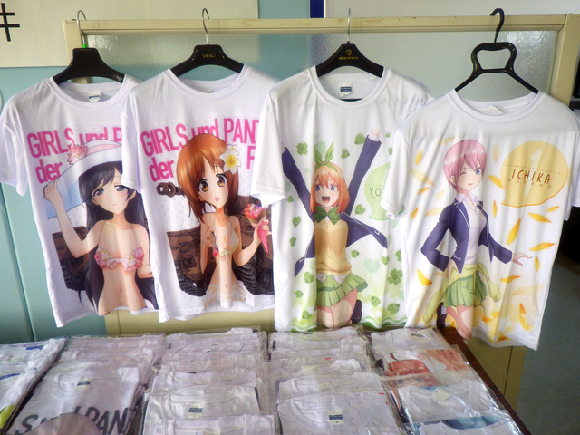 Two Japanese men were arrested for selling T-shirts of The Quintessential Quintuplets and Girls und Panzer created without permission.